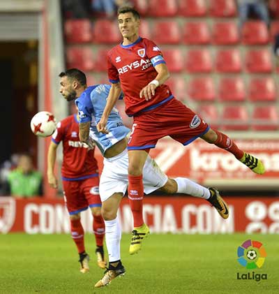 Les joueurs de Numancia et Málaga se battent pour une balle