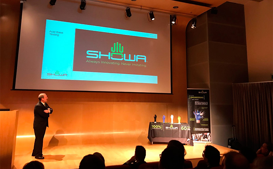 Reysan assiste à la présentation des nouveaux modèles de gants Showa