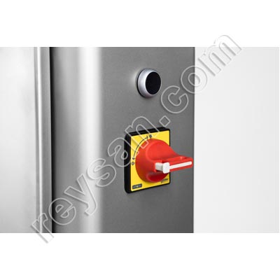 STATION AUTOMATIQUE DE DÉSINFECTION DES BOTTES, DES SEMELLES ET DES MAINS